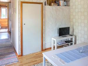 sala de estar con puerta blanca y TV en Holiday home OLOFSTRÖM II, en Olofström