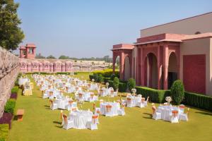 Orchha Palace and Convention Centre外面的花园