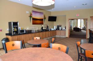 Restaurant o un lloc per menjar a Cobblestone Inn & Suites - Newton