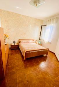 sypialnia z łóżkiem w pokoju w obiekcie B&B Marilyn's House w mieście Gragnano