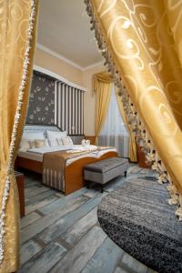 En eller flere senge i et værelse på Illés Hotel