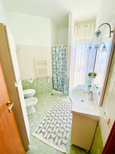 W łazience znajduje się umywalka, toaleta i prysznic. w obiekcie B&B Marilyn's House w mieście Gragnano