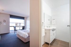 Postel nebo postele na pokoji v ubytování Sunshine Motor Inn