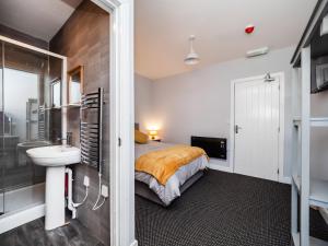 ノース・ウォルシャムにあるRooms at number 4のベッドルーム1室(ベッド1台、シンク付)、バスルーム1室が備わります。