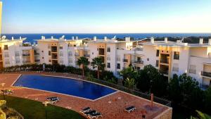 una vista aérea de un gran edificio de apartamentos con piscina en Sunny Apartment with sea view in Albufeira, en Albufeira