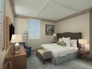 um quarto de hotel com uma cama e uma cadeira em Andrew Pinckney Inn em Charleston