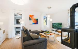uma sala de estar com um sofá e uma lareira em Cozy Apartment In Rechlin With Lake View em Rechlin