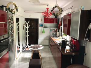una cocina con armarios rojos y una mesa. en WYPOSAŻONY apartament przy strumyku w Górach Sowich, Netflix i Smart TV, Odpocznij w naturze!, en Walim