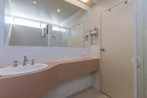 Koupelna v ubytování Sunshine Motor Inn
