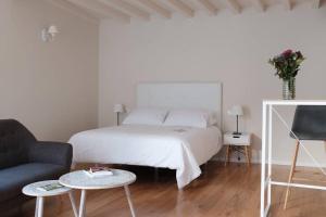 1 dormitorio con cama, sofá y mesa en Apartamento Parque de Bonaval, en Santiago de Compostela