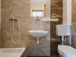 a bathroom with a sink and a toilet and a shower at U SKUPNIÓW Gliczarów Górny in Biały Dunajec +64 photos