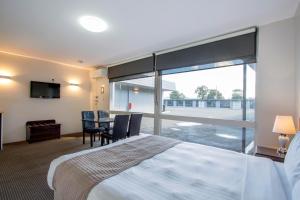 Postel nebo postele na pokoji v ubytování Sunshine Motor Inn