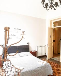 - une chambre avec un lit et un bureau sur le mur dans l'établissement Sicily Sweet Home, à Palerme