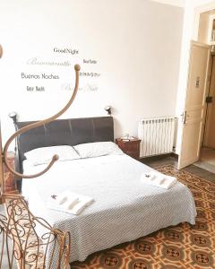 um quarto com uma cama grande e lençóis brancos em Sicily Sweet Home em Palermo