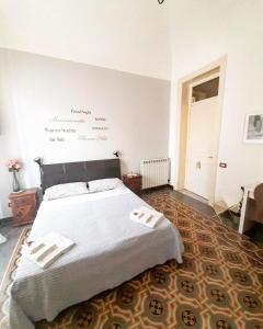 um quarto com uma cama grande num quarto em Sicily Sweet Home em Palermo