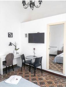 um quarto com uma mesa e cadeiras e um quarto em Sicily Sweet Home em Palermo