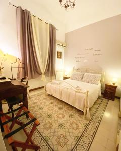 - une chambre avec un lit, un bureau et un piano dans l'établissement Sicily Sweet Home, à Palerme