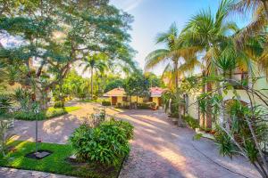 un patio con palmeras y un edificio en Hotel Garza Canela, en San Blas