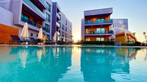Bazén v ubytování Green Hills Suites nebo v jeho okolí