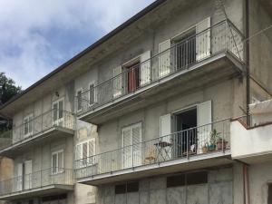 an apartment building with balconies and windows at Confortevole e Luminoso Appartamento 100mq a Falerna con Vista sul Paese e sul Promontorio con Free WiFi Free Parking e Smart TV in Falerna