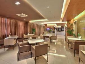 a dining room with tables and chairs in a restaurant at Jinjiang Inn East Siming Road in Higher Education Park , Ningbo in Ningbo +32 photos
