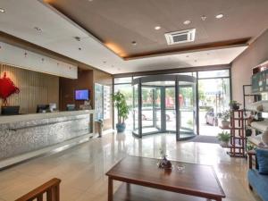a lobby with a coffee table in a building at Jinjiang Inn East Siming Road in Higher Education Park , Ningbo in Ningbo