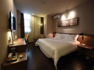a hotel room with a bed and a television at JinJiang Inn Pinshang Suqian Shuyang Renming Roa in Suqian