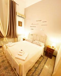 - une chambre avec un lit blanc et une table dans l'établissement Sicily Sweet Home, à Palerme