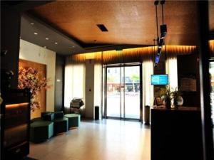 a lobby with a waiting area with couches and a lobby at Jinjiang Inn Xinchang Gushan Road Big Buddha Temple in Xinchang