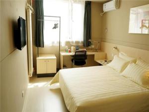 Una cama o camas en una habitación de Jinjiang Inn Yingkou Port Authority Bayuquan Century Plaza
