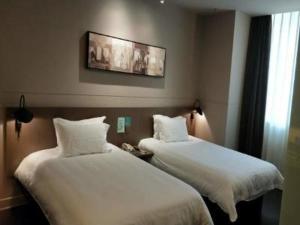 Ένα ή περισσότερα κρεβάτια σε δωμάτιο στο Jinjiang Inn Select Bazhong Guangfu Street Branch