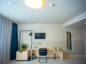 an office with a desk and a chair in a room at Jinjiang Inn Huludao Longgang Haibin Branch in Huludao
