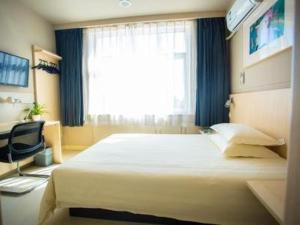 מיטה או מיטות בחדר ב-Jinjiang Inn Huludao Longgang Haibin Branch