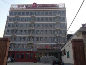 un gran edificio con un cartel encima en Jinjiang Inn Bazhou High Speed Railway Station Yijin South Road Branch, en Langfang