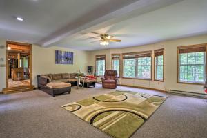 un soggiorno con un divano e un tavolo di 5 Mi to Camelback Henryville Home with Hot Tub! a Henryville