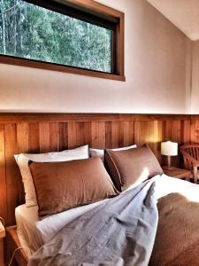 - une chambre avec un lit et une fenêtre au-dessus dans l'établissement Southern Forest Accommodation, à Southport