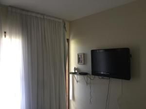 uma televisão de ecrã plano no canto de um quarto em Flat Monte Castelo - Gravatá em Bezerros