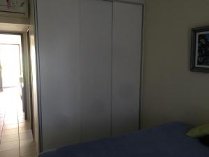 1 dormitorio con armario grande y cama en Flat Monte Castelo - Gravatá, en Bezerros 16 fotos más