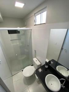 uma casa de banho com um WC, um lavatório e um chuveiro em Hotel Macapaba em Macapá