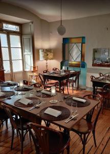 una grande sala da pranzo con tavoli e sedie di Albergo Ristorante San Giors a Torino