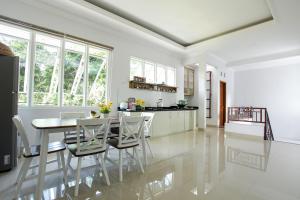 a kitchen and dining room with a table and chairs at Banua Raya Homestay in Yogyakarta