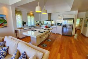 Fotografie z fotogalerie ubytování Koh Chang Beach Front 5 Bedroom Villa v destinaci Ko Chang