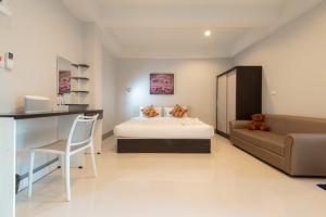 J2 Residence Chiang Rai客房内的一张或多张床位