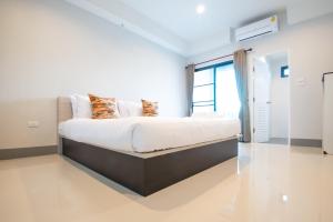 J2 Residence Chiang Rai客房内的一张或多张床位