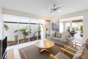 努沙岬的住宿－RACV努薩度假酒店，客厅配有沙发和桌子