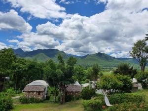 Splošen pogled na gorovje oz. razgled na gore, ki ga ponuja turistično naselje