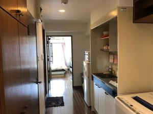 une cuisine avec un évier et un réfrigérateur dans l'établissement 駅南うちやまビル1, à Fukuoka