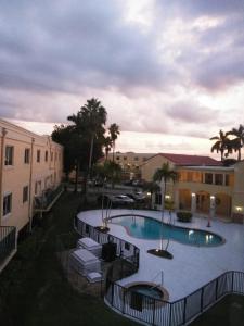 Πισίνα στο ή κοντά στο Charming Kendall Home