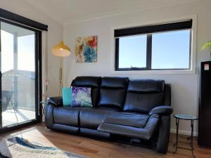 A seating area at A1ViewBicheno Appartment