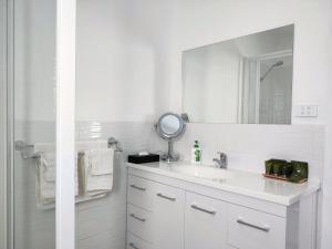 A bathroom at A1ViewBicheno Appartment